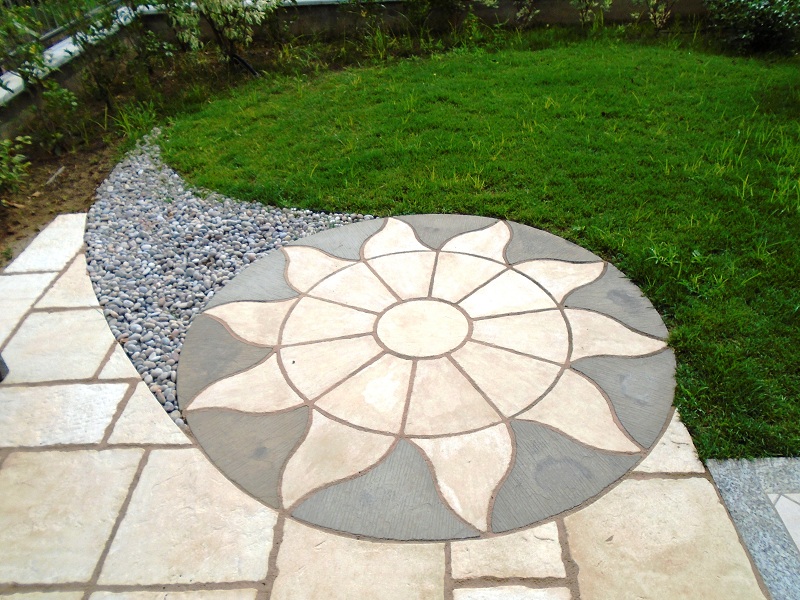 Aurora circle (special make in Parisian colour) with henham pebbles